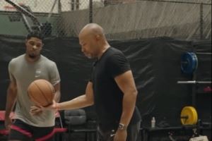亨德森接受“老鱼”费舍尔特训指导 后者脱鞋详解投篮姿势