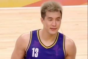 郭艾伦聚星名人赛狂砍43分率队赢球 获得个人首个MVP奖杯